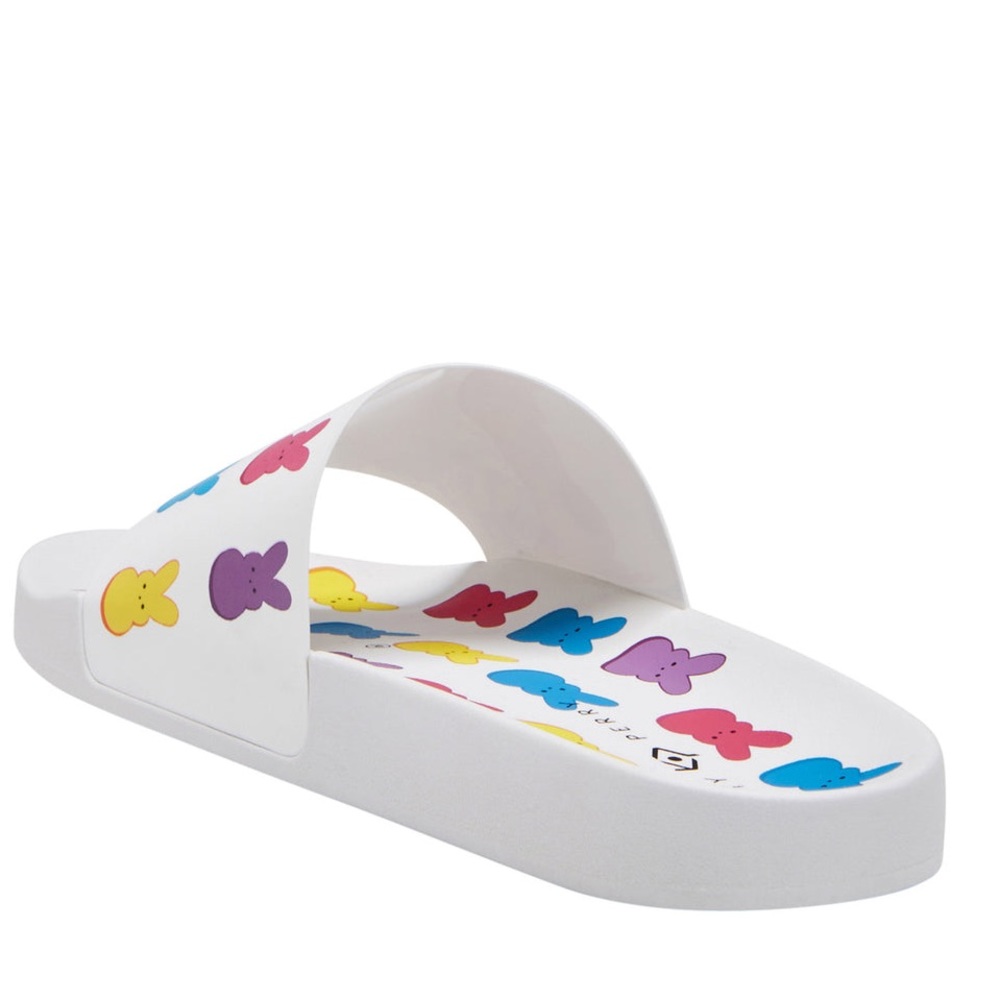 KATY PERRY women’s Relax poolside in the Peeps Bunny Slide - Picture 5 of 16